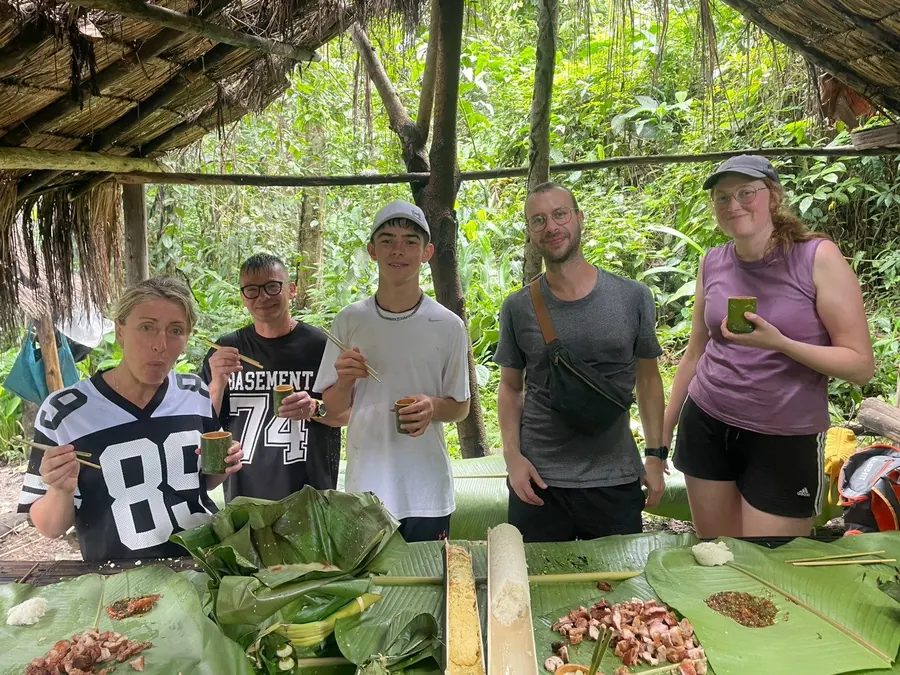 Pranzo cotto nel bambù durante il trekking